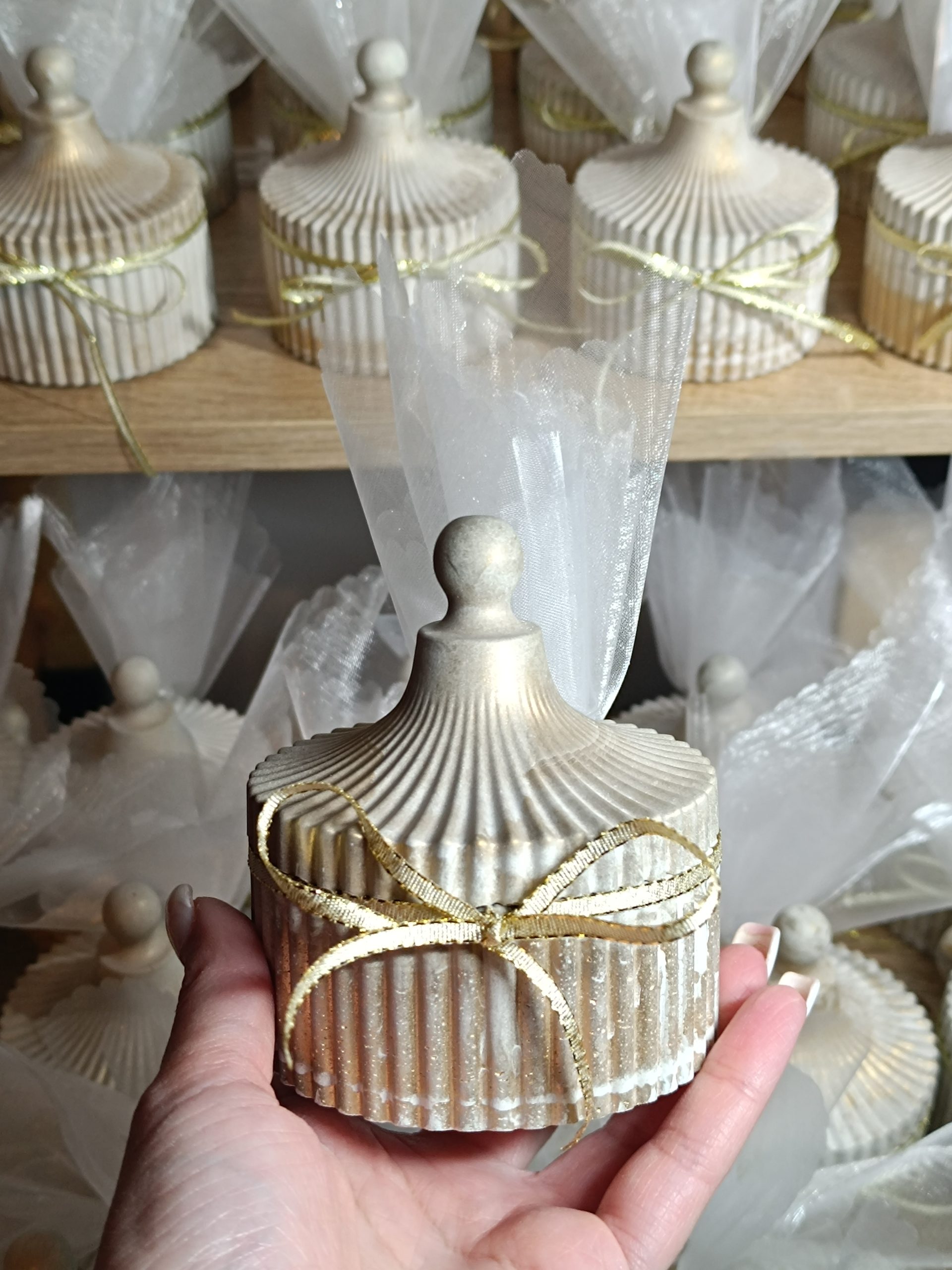 Χειροποίητη μπομπονιέρα Lucire Candles — λεπτομέρεια και φροντίδα